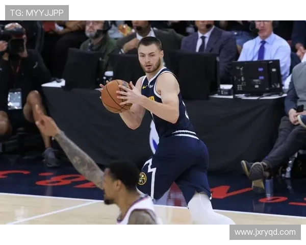 科尔赞霍福德防守智慧精准定位助球队稳固防线